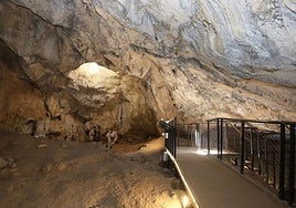 Interior de la Cova de l'Or de Beniarrés.