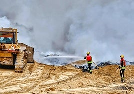 Bomberos trabajan en la extinción del incendio de Xixona.