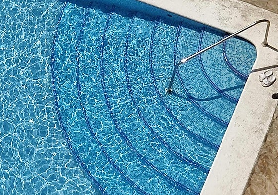 una piscina en Alicante.