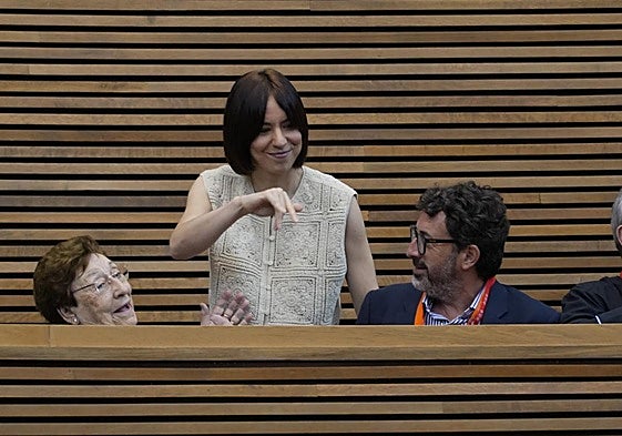 La ministra de Ciencia, Innovación y Universidades, y secretaria general del PSPV-PSOE, Diana Morant (c), durante una sesión plenaria en Les Corts Valencianes.