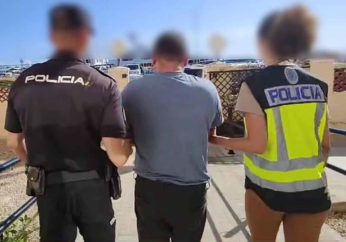 Imagen de la detención del presunto estafador.