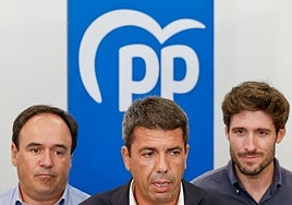 El alicantino Juanfran Pérez, a la derecha del presidente Carlos Mazón.