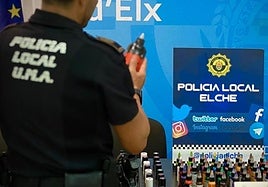 La Policía Local de Elche con los botes de tinta intervenidos