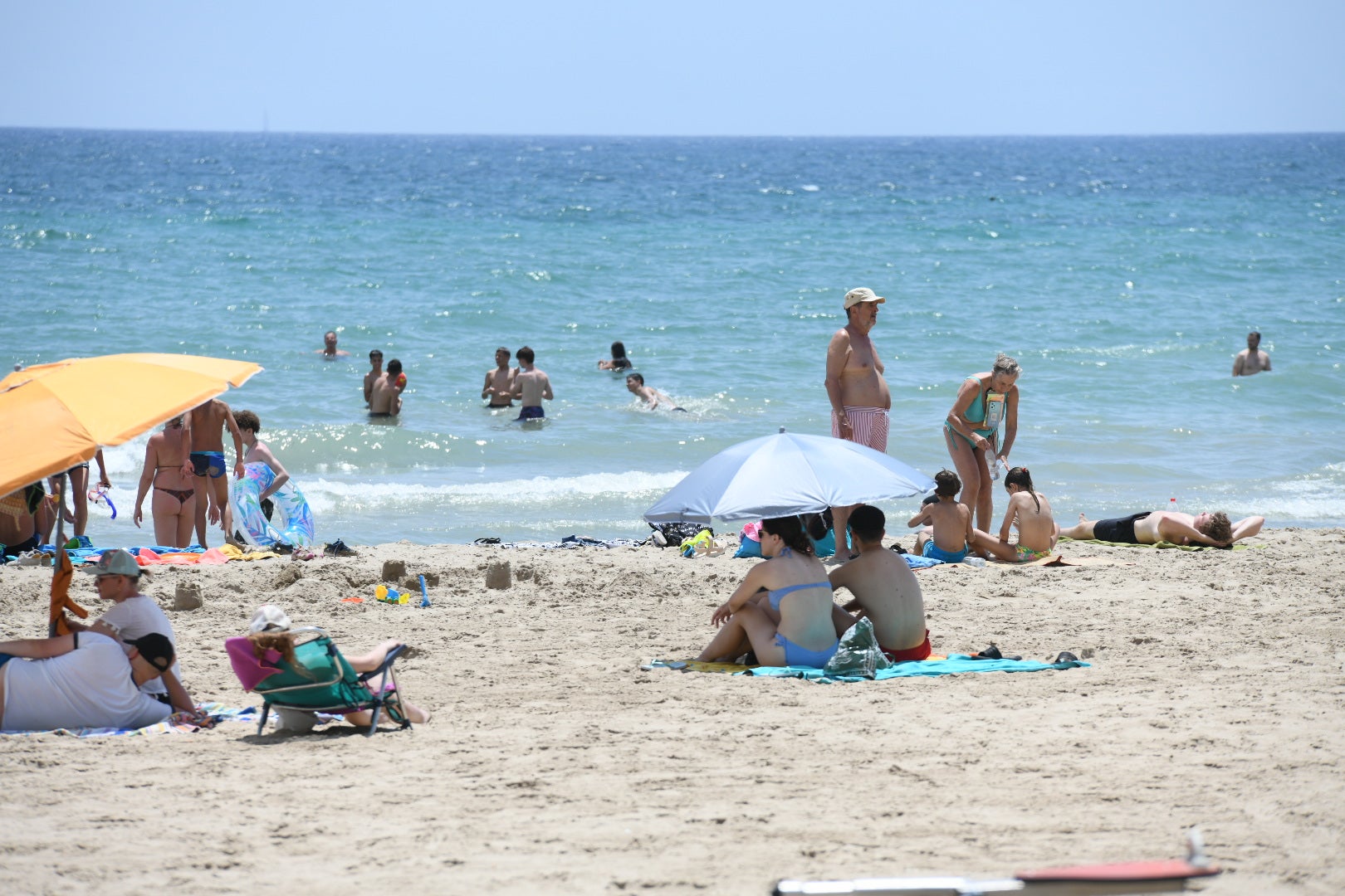 Las ganas de playa vencen a las nubes en Alicante