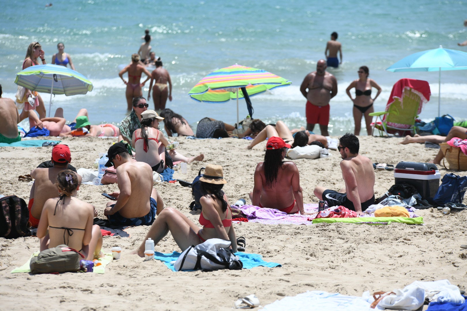 Las ganas de playa vencen a las nubes en Alicante