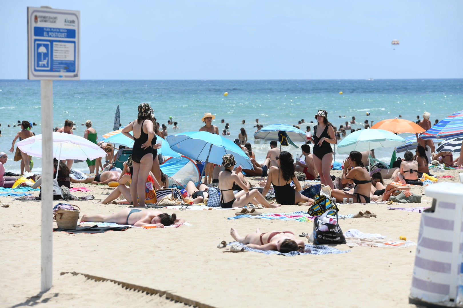 Las ganas de playa vencen a las nubes en Alicante