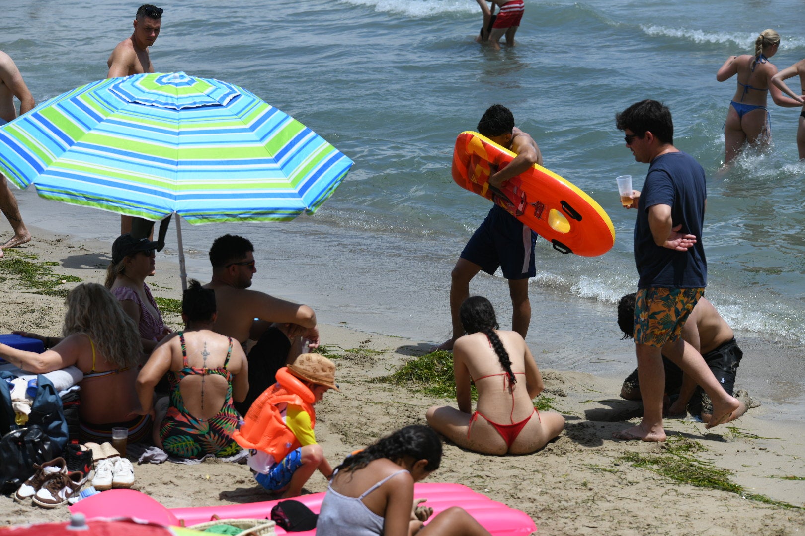 Las ganas de playa vencen a las nubes en Alicante