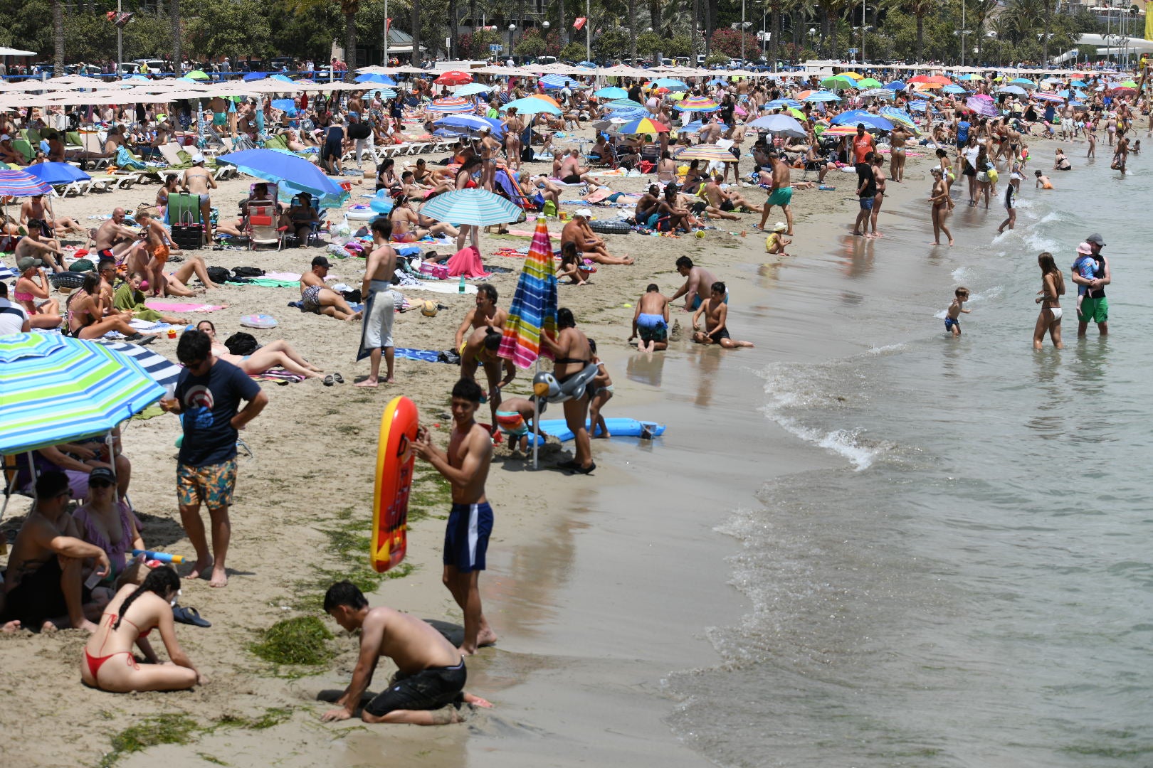 Las ganas de playa vencen a las nubes en Alicante