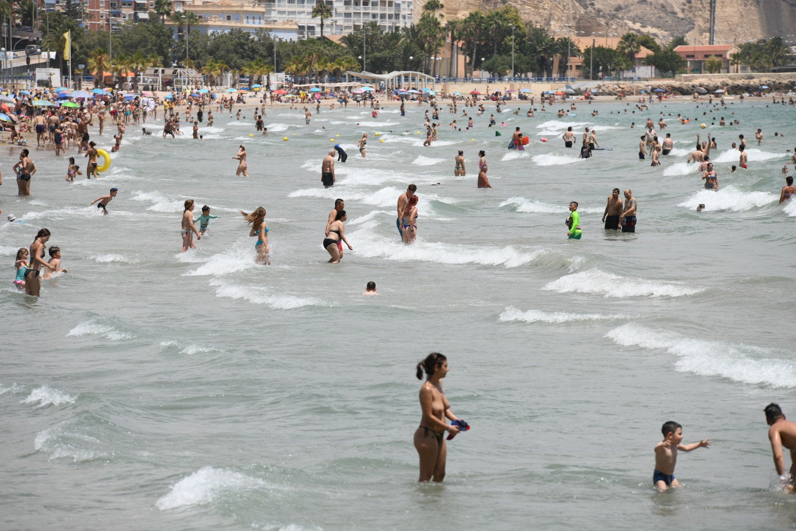 Las ganas de playa vencen a las nubes en Alicante