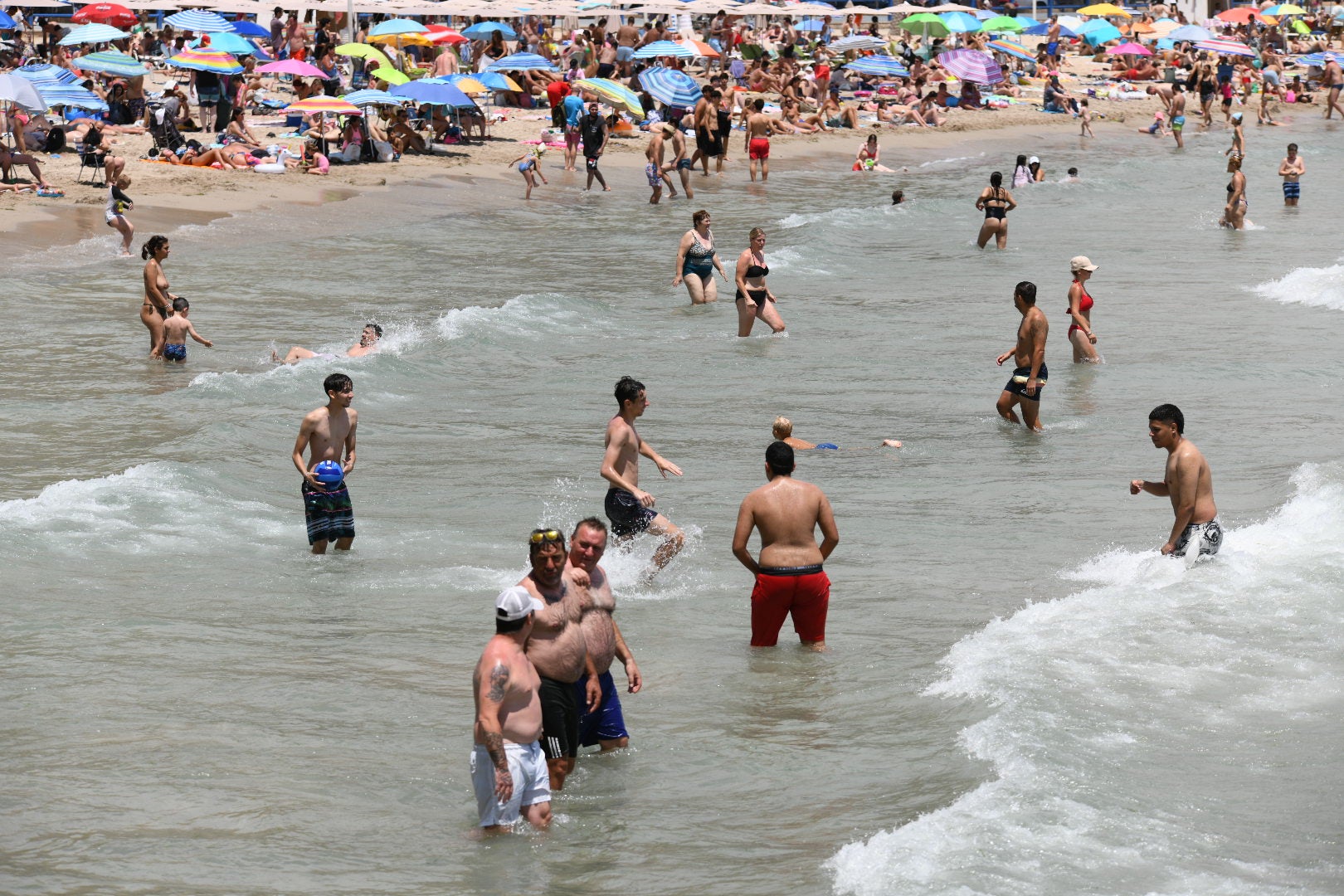 Las ganas de playa vencen a las nubes en Alicante