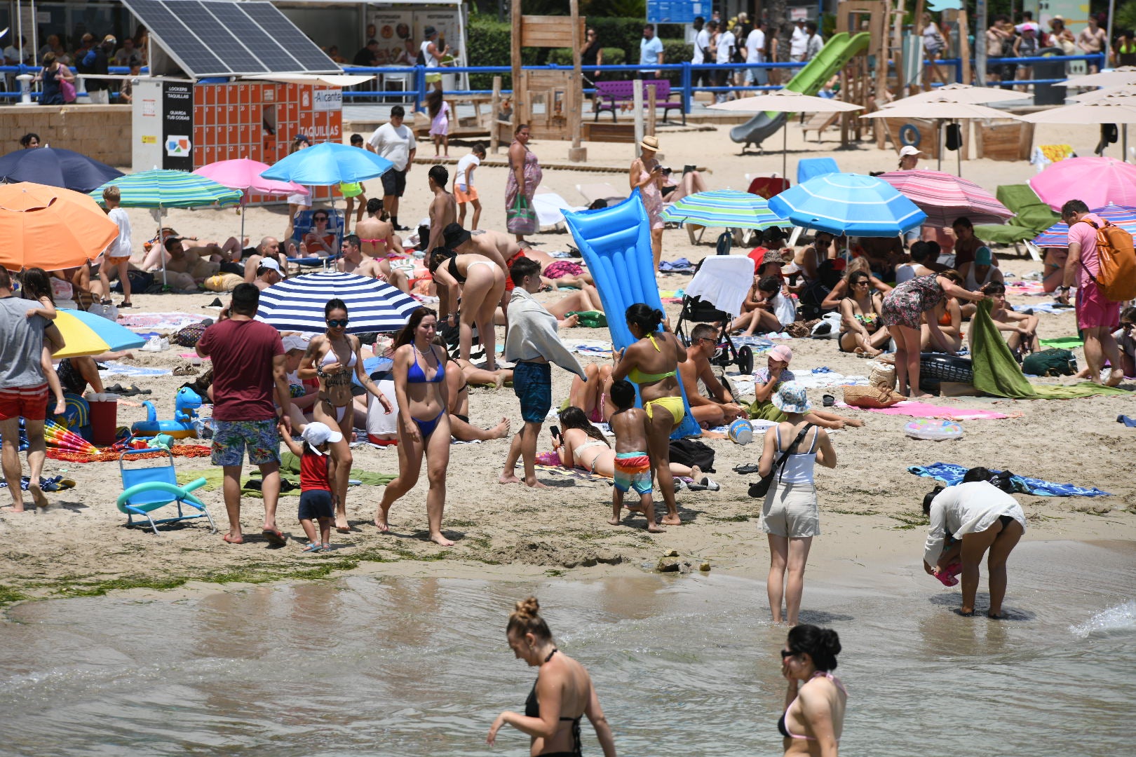 Las ganas de playa vencen a las nubes en Alicante