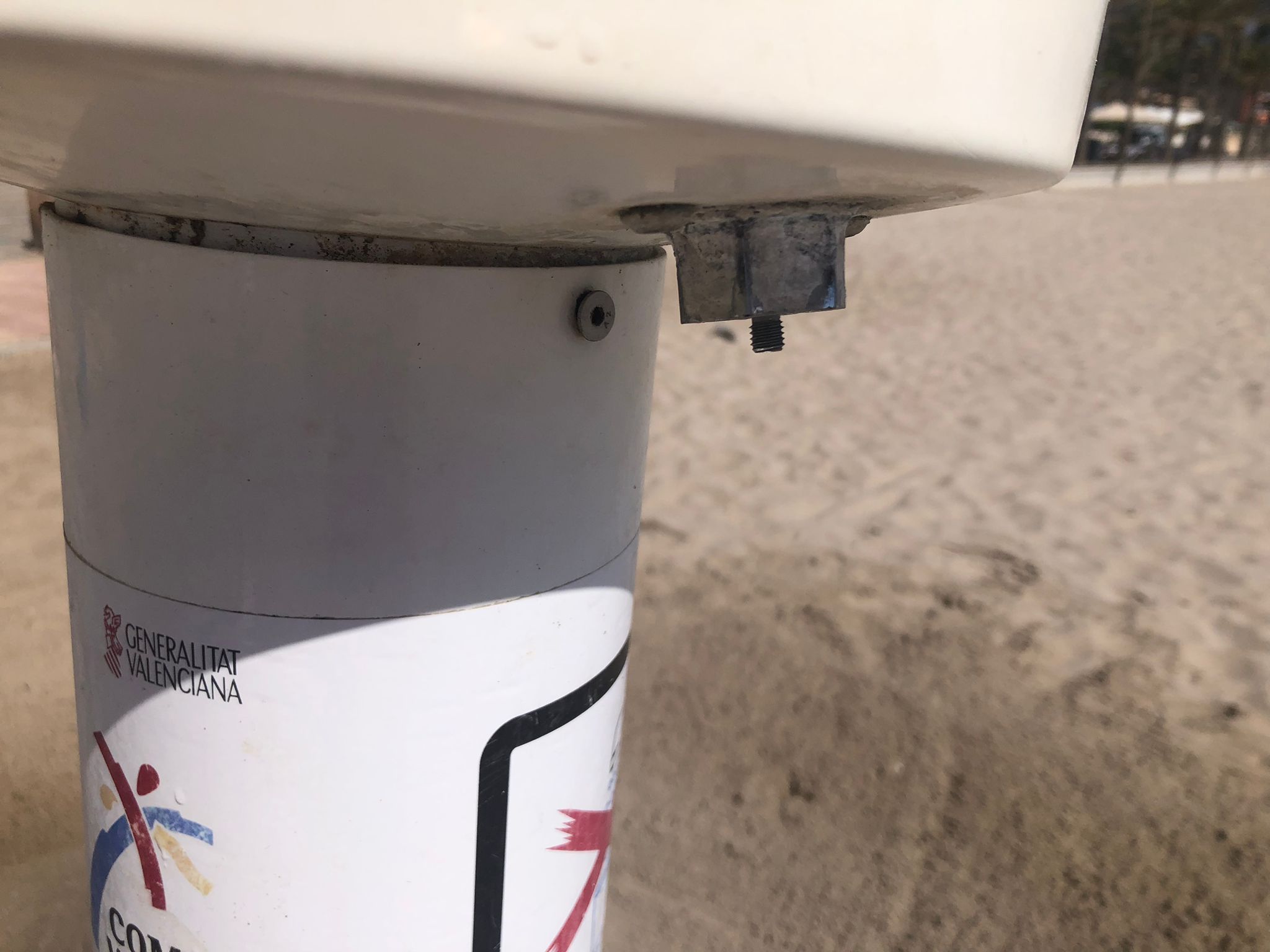 Pulsador roto en uno de los lavapiés de la salida 23 de la playa de San Juan.