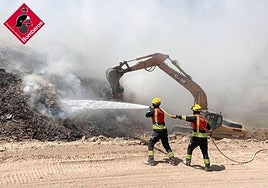 Labores de control de los bomberos en el incendio de Xixona durante la pasada semana.