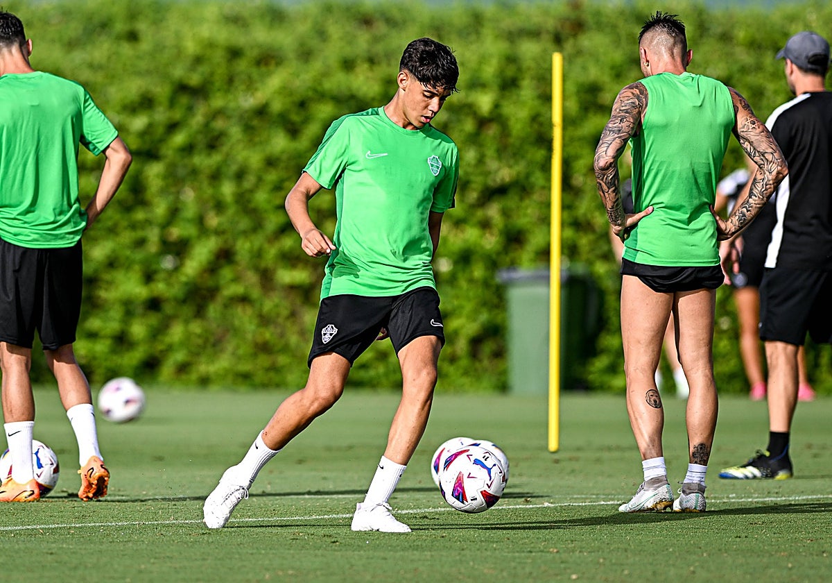 Ali Houary, durante un entrenamiento con el primer equipo del Elche.