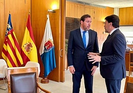 El ministro de Transporte, Óscar Puente, durante su visita al Ayuntamiento de Alicante.