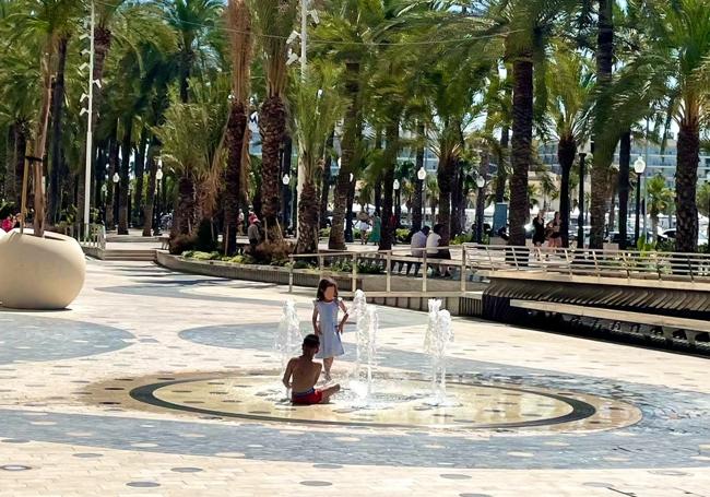 Niños se refrescan en el oasis de fuentes de la Explanada.