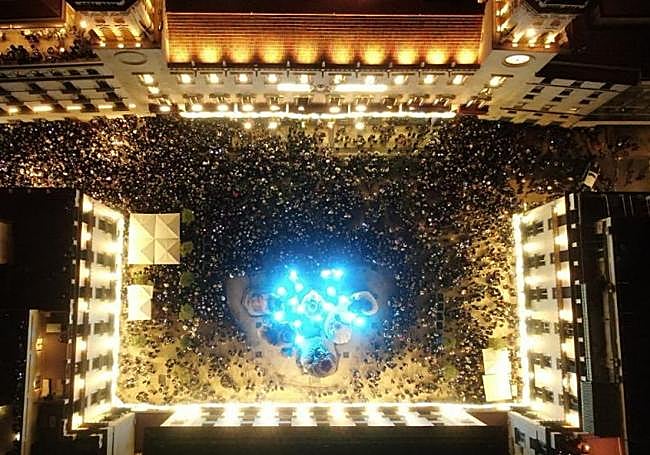 Plaza del Ayuntamiento a rebosar durante las campanadas.