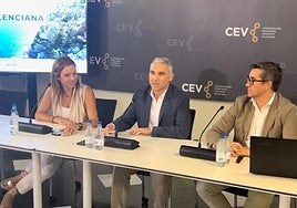 Mayte García, secretaria general de HOSBEC, Jose Manuel Camarero, director general de Turismo de la Comunitat Valenciana, y Alberto Galloso, director de Soluciones Turísticas.