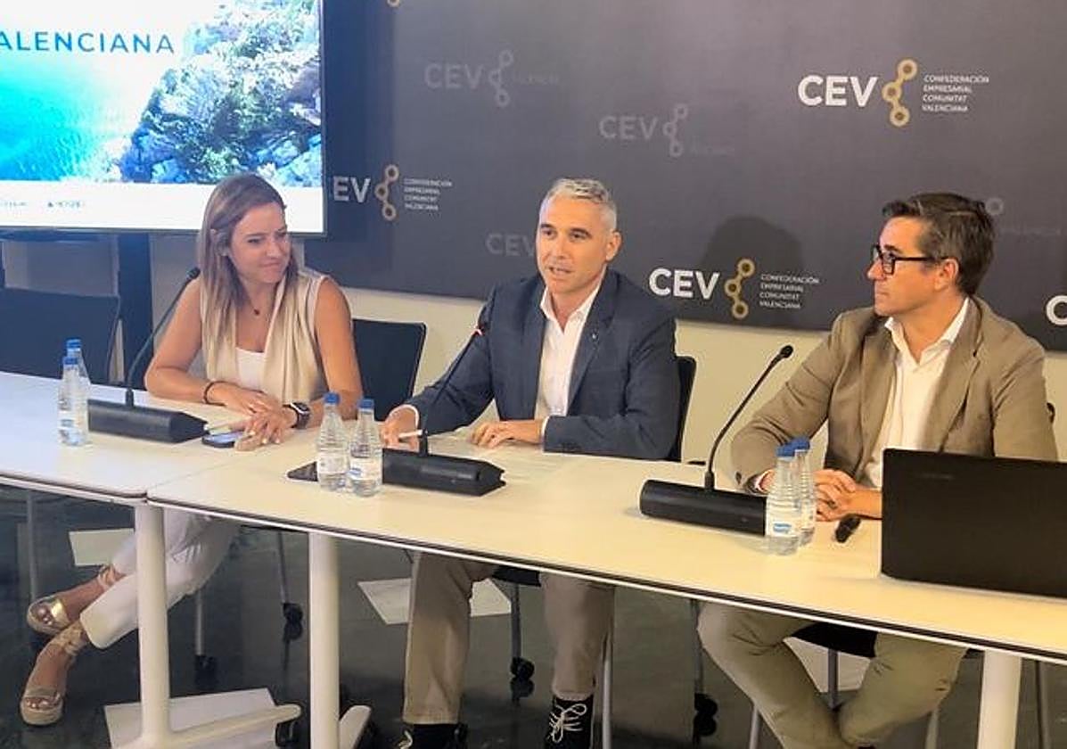 Mayte García, secretaria general de HOSBEC, Jose Manuel Camarero, director general de Turismo de la Comunitat Valenciana, y Alberto Galloso, director de Soluciones Turísticas.