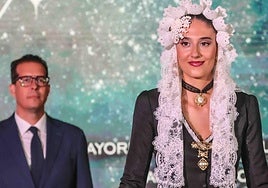 La Fallera Mayor de Elda 2024, Carmen Cebrián, con el alcalde, Rubén Alfaro.