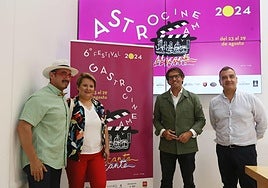 Francisco y Cristina, de El Xato, con el diputado de Cultura, Juan de Dios Navarro, y el director del Festival de Cine de Alicante, Vicente Seva.