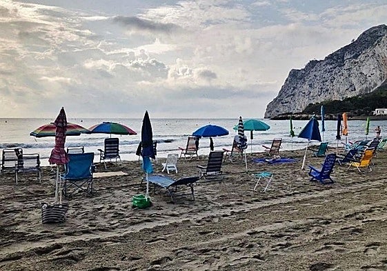 Sombrillas y hamacas vacías en una playa de la provincia de Alicante.