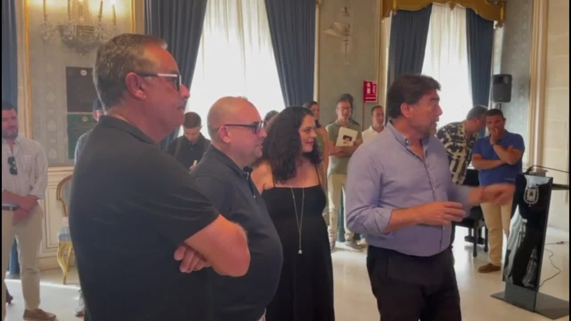 Así ha sido el emotivo momento en el que el alcalde recibe a los artistas de las hogueras oficiales 2025