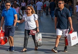 Personas, de compras por el centro.