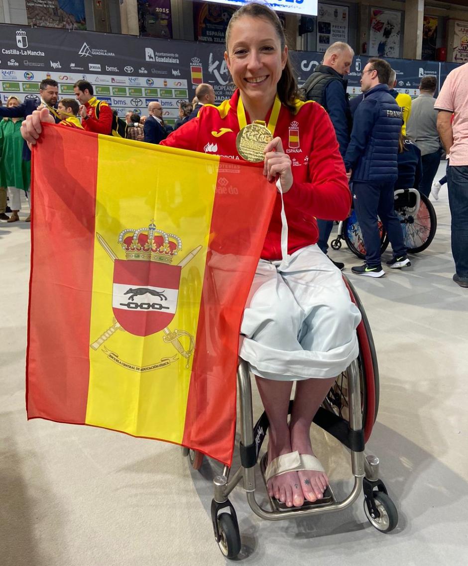 La soldado Isabel Fernández tras proclamarse campeona del mundo de para-kárate.