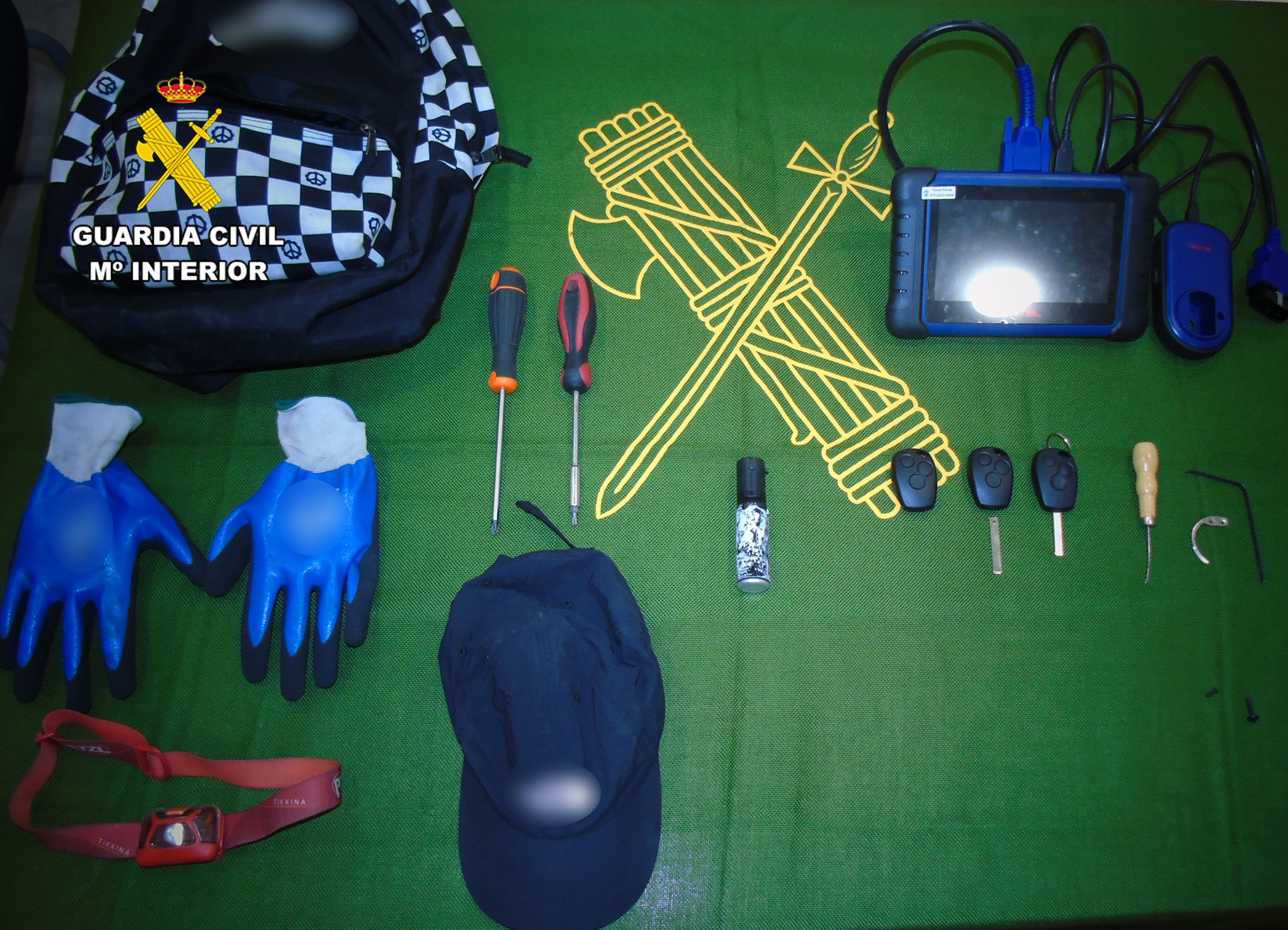 Objetos usados presuntamente para el robo de vehículos.