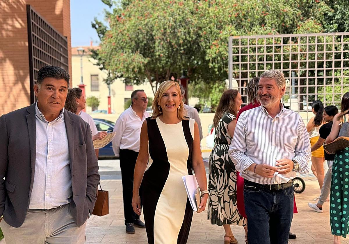 La consellera de Justicia, Salomé Pradas, con el alcalde de Orihuela, José Vegara, en las dependencias judiciales.