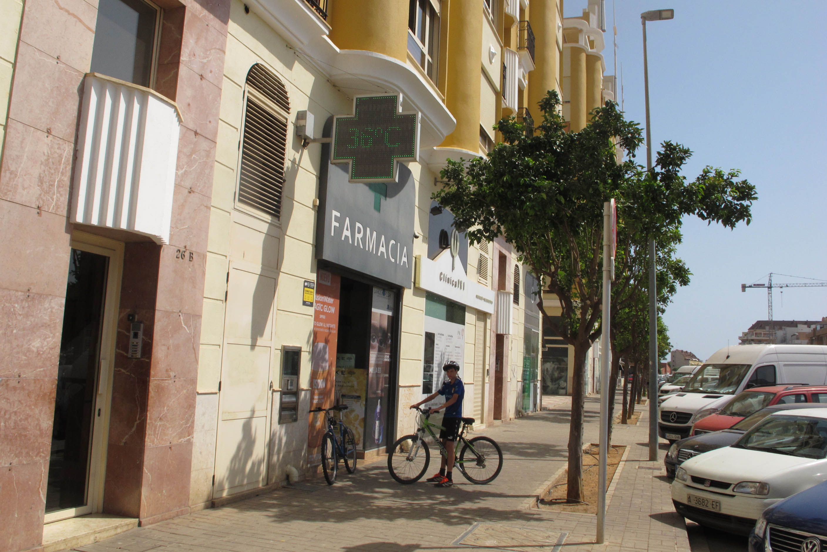 Las playas de la provincia de Alicante se llenan de cadenas humanas contra la Ley de Costas