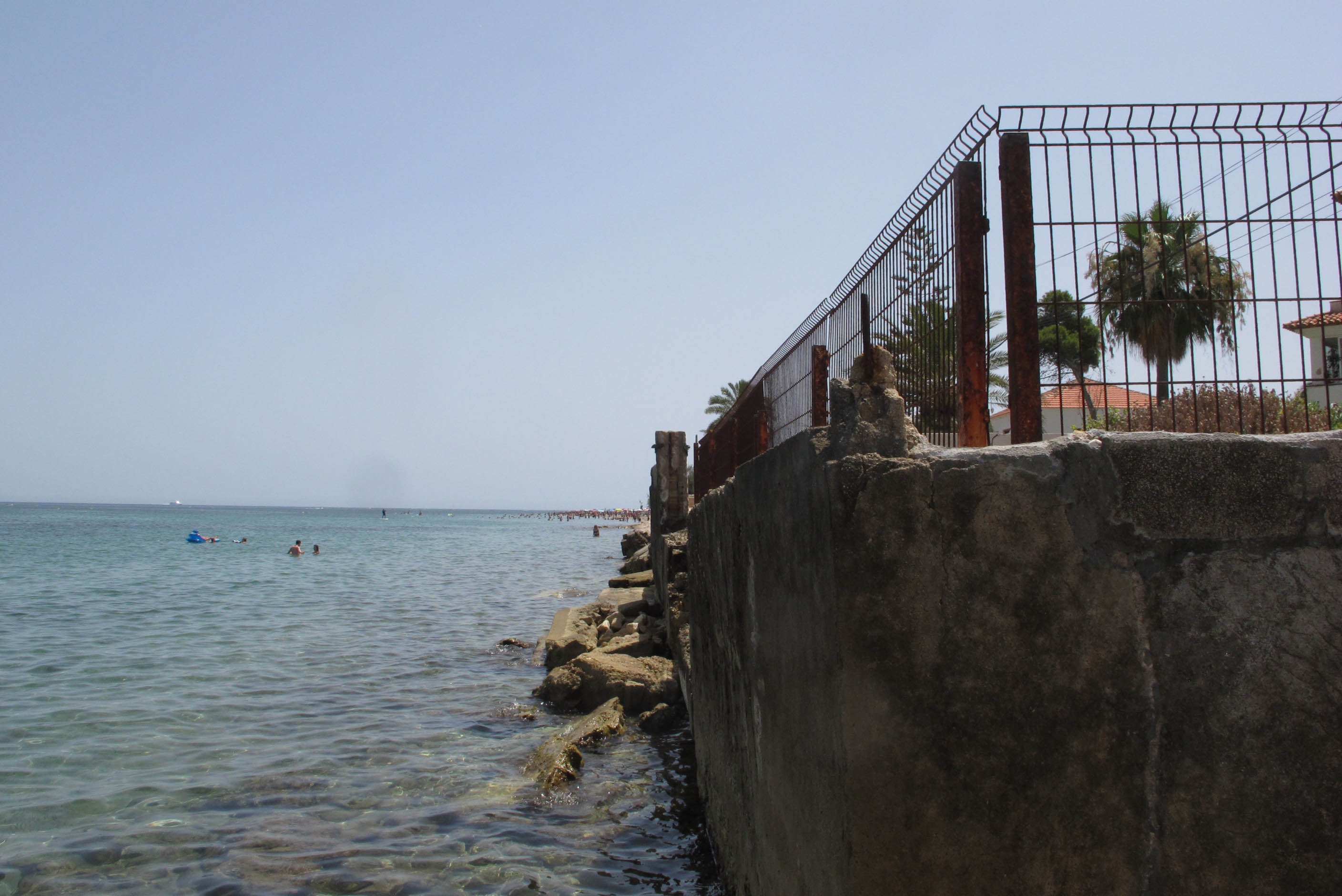 Las playas de la provincia de Alicante se llenan de cadenas humanas contra la Ley de Costas