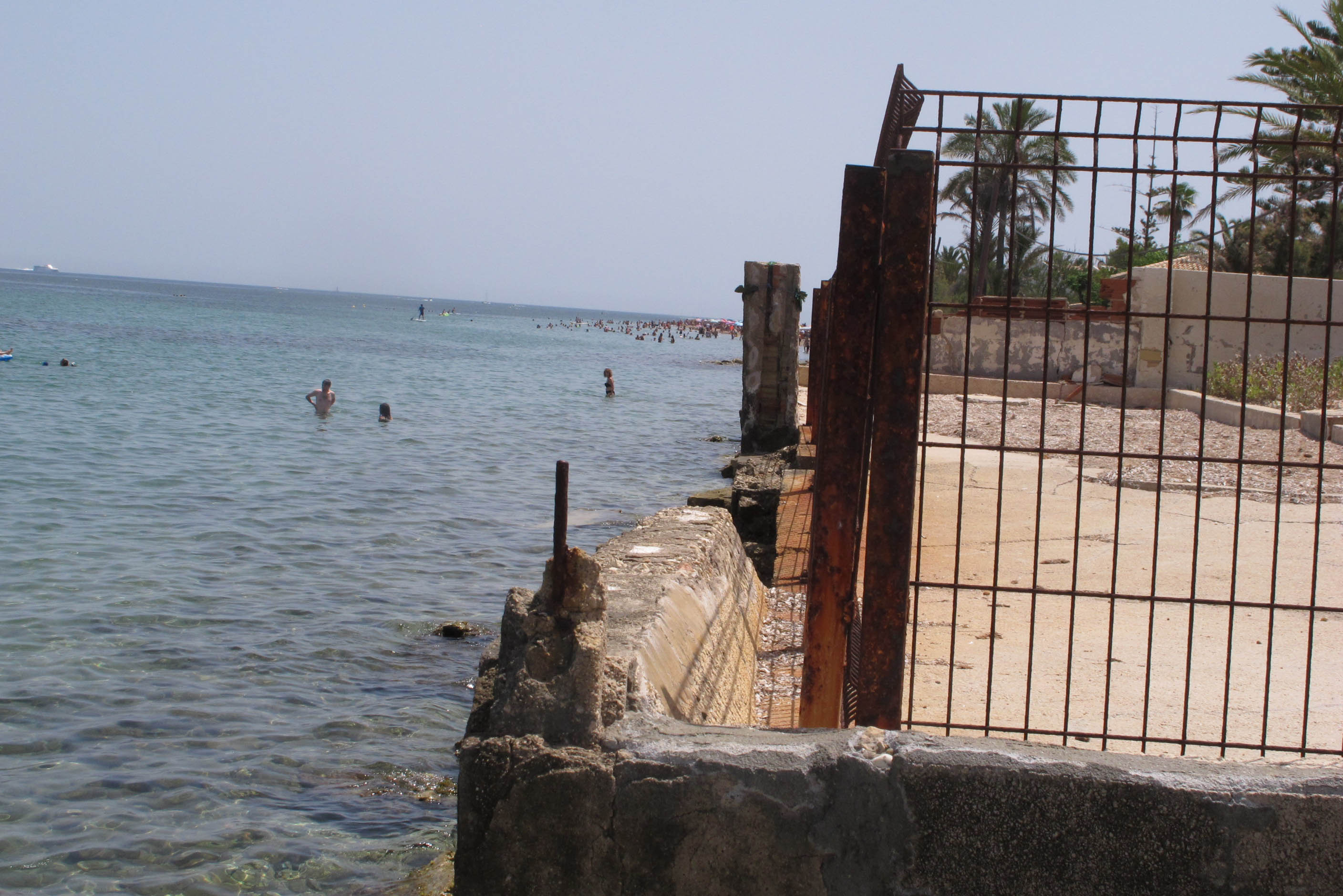 Las playas de la provincia de Alicante se llenan de cadenas humanas contra la Ley de Costas