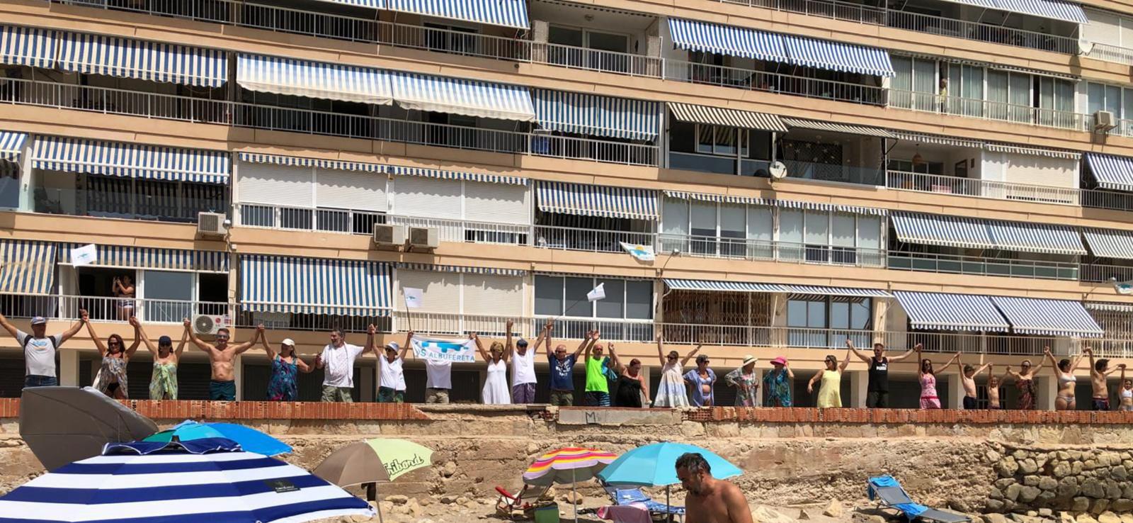 Las playas de la provincia de Alicante se llenan de cadenas humanas contra la Ley de Costas