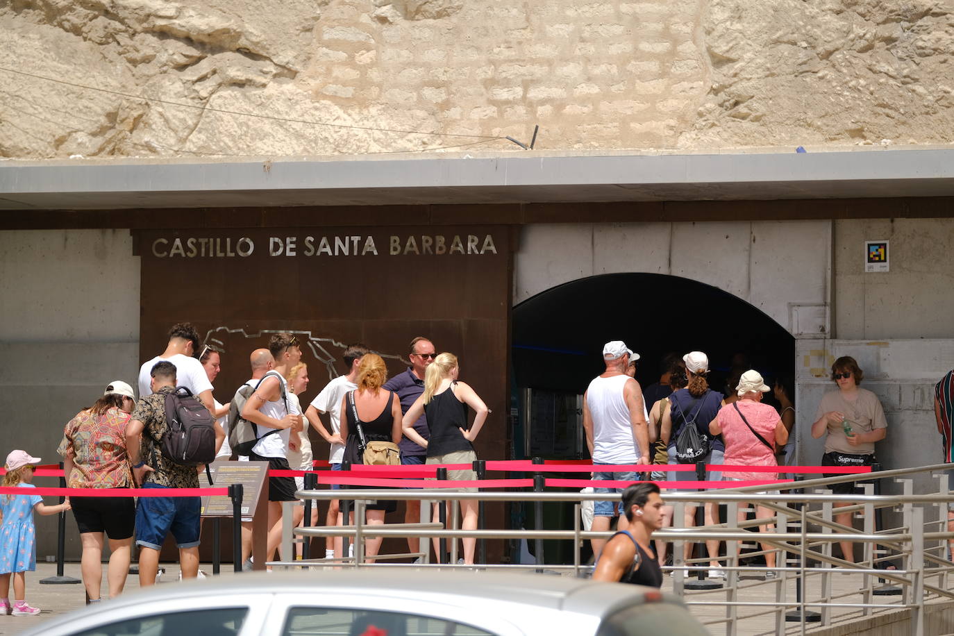 Entrada al ascensor del Castillo de Santa Bárbara.