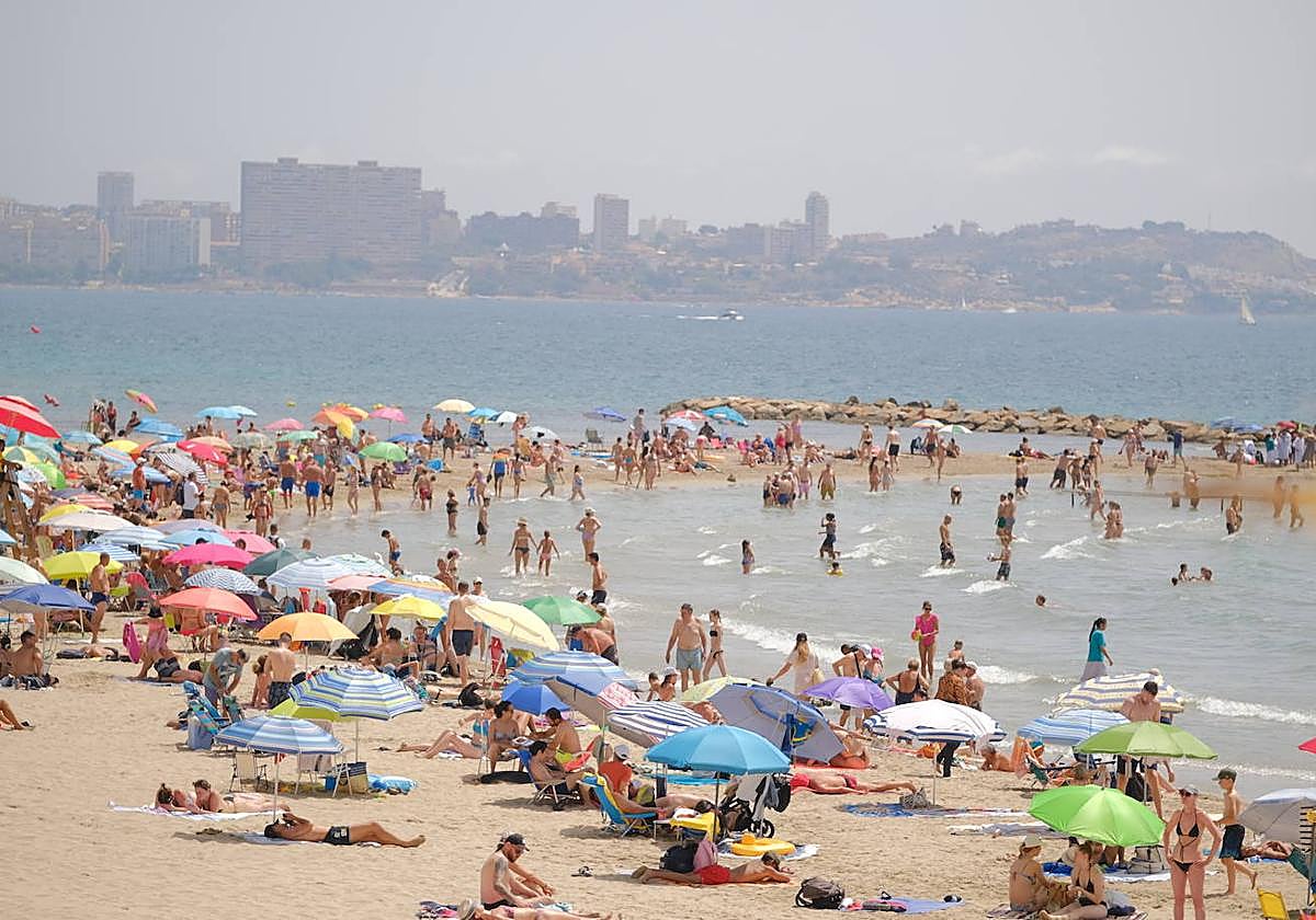 La playa del Postiguet y del Cocó llenas hasta la bandera.