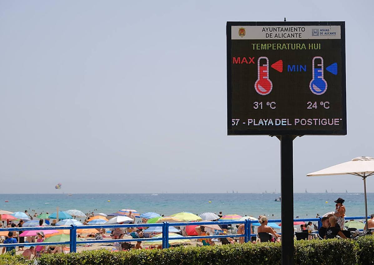 Imagen principal - 1. El termómetro que marca la temperatura en la playa del Postiguet. 2. Un hombre rellena su botella de la fuente de agua fría del arenal alicantino. 3 Una persona bebe agua para refrescarse. 