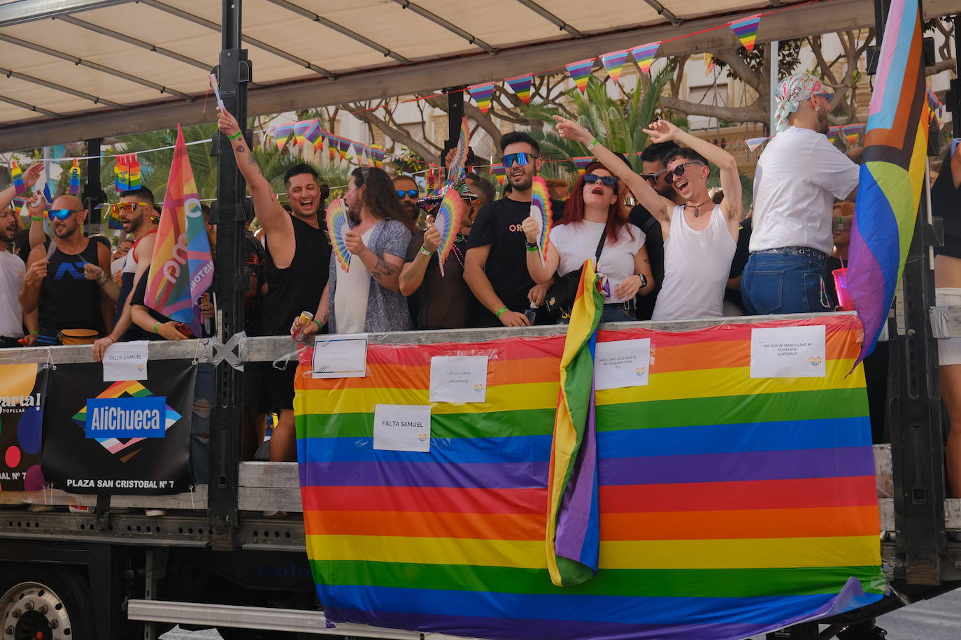 Multitudinaria manifestación del Orgullo LGTBIQ+ en Alicante