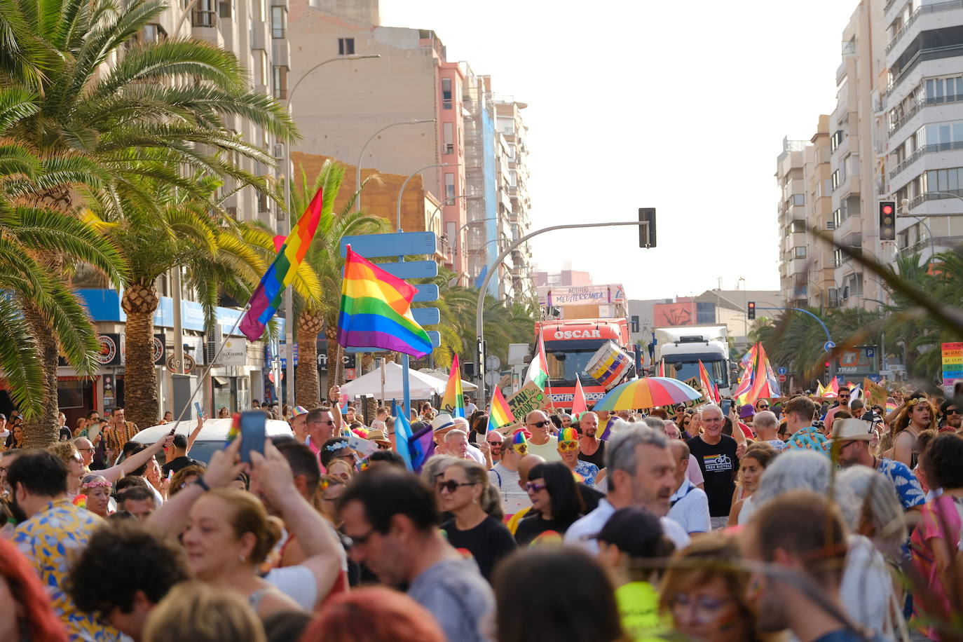 Multitudinaria manifestación del Orgullo LGTBIQ+ en Alicante