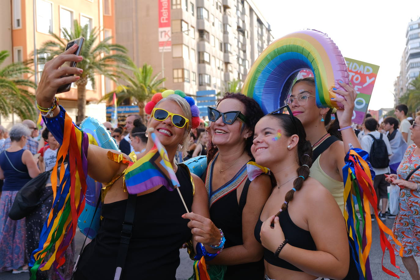 Multitudinaria manifestación del Orgullo LGTBIQ+ en Alicante