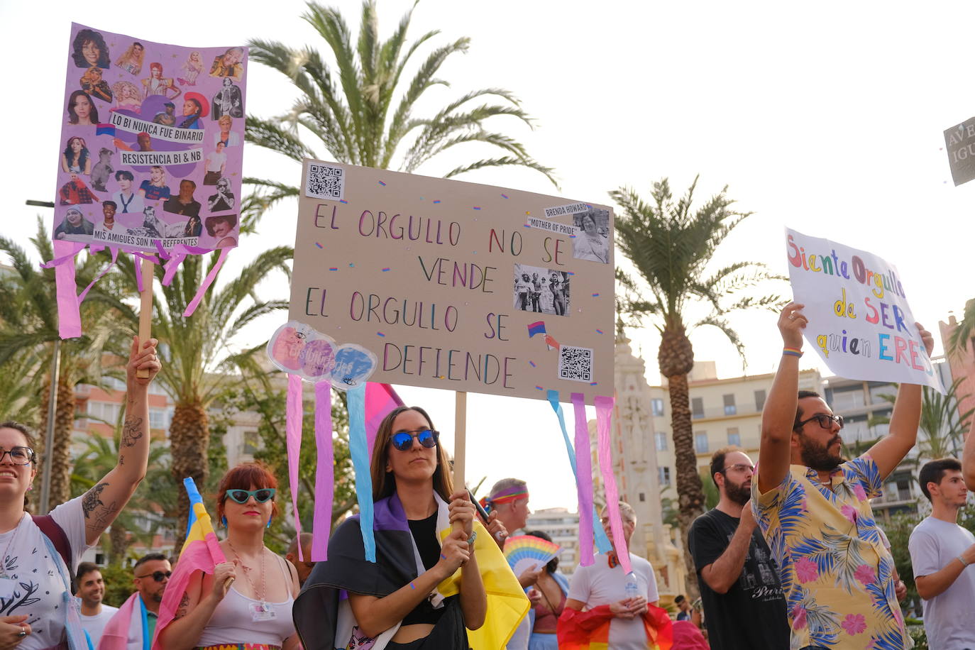 Multitudinaria manifestación del Orgullo LGTBIQ+ en Alicante