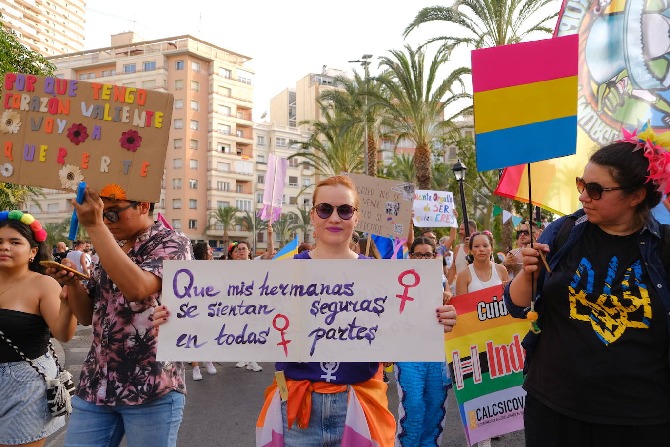 Multitudinaria manifestación del Orgullo LGTBIQ+ en Alicante