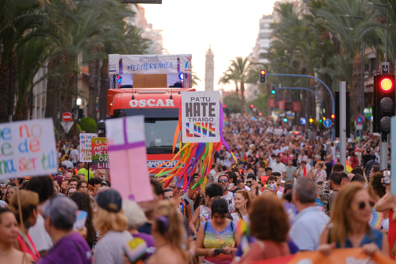 Multitudinaria manifestación del Orgullo LGTBIQ+ en Alicante