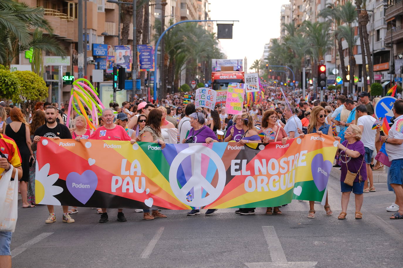 Multitudinaria manifestación del Orgullo LGTBIQ+ en Alicante