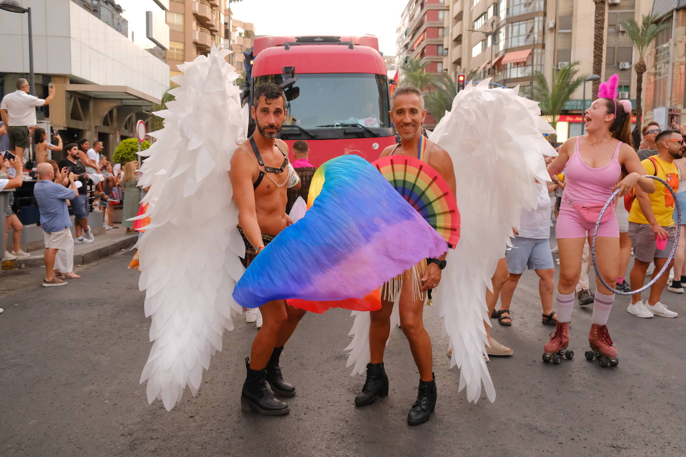 Multitudinaria manifestación del Orgullo LGTBIQ+ en Alicante