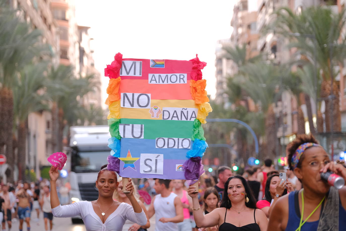 Multitudinaria manifestación del Orgullo LGTBIQ+ en Alicante