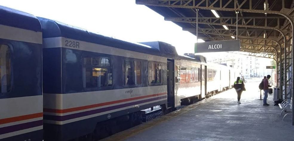 Imagen principal - Un incendio en Ontinyent obliga a cortar el tren con Alcoi toda la tarde