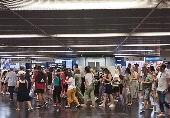 Viajeros del Tranvía en la estación de Mercado los pasados días de Hogueras.