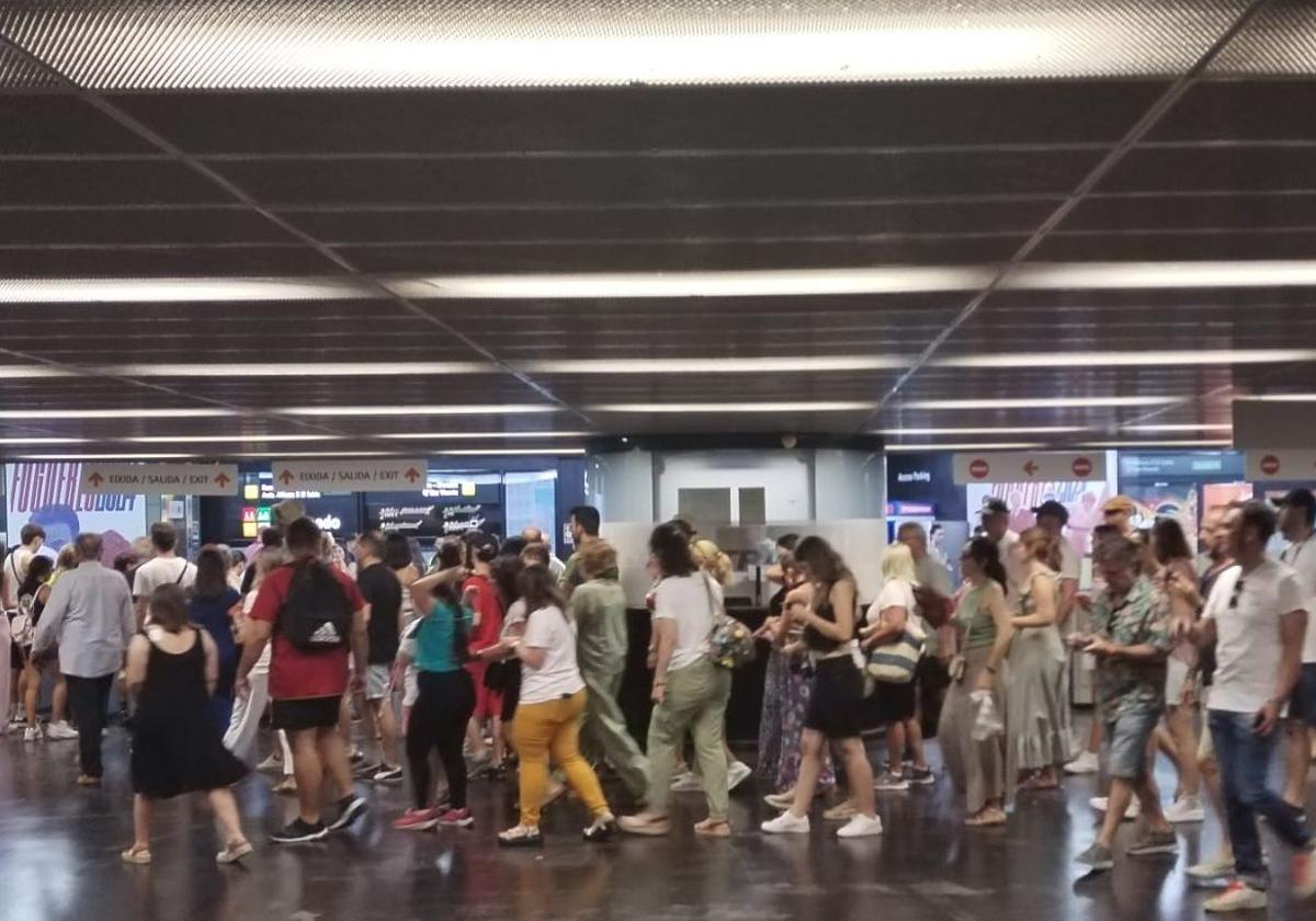 Viajeros del Tranvía en la estación de Mercado los pasados días de Hogueras.